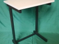 stolik z metalowym stelażem