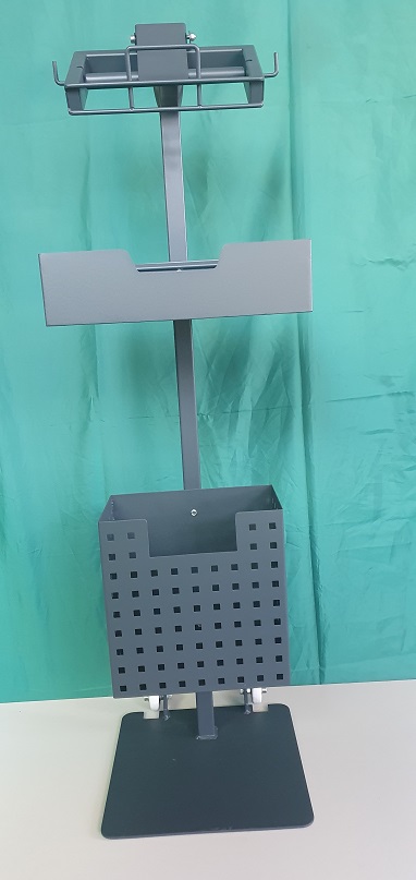 Stojak z półeczką, koszem i hakami na rękawiczki